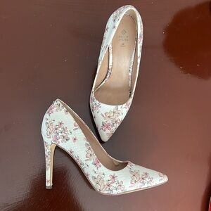 Floral heels size 7.5